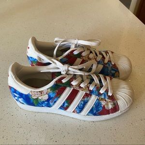 Floral shell toe adidas size 7